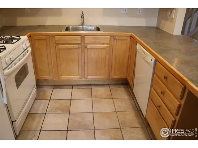 a view of a utility room with washer and dryer