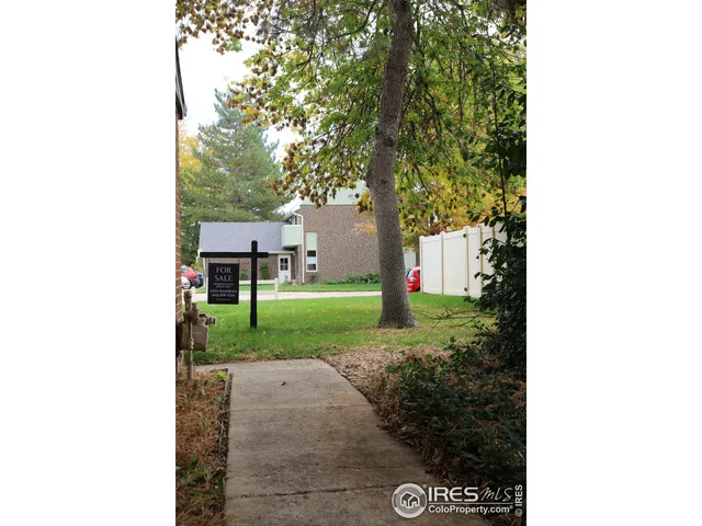 a view of a yard in front of a house