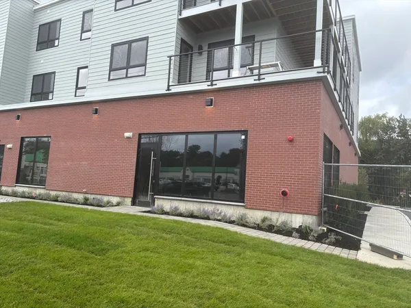 $2,500 | 1391 Main Street, Unit 201, Walpole, MA 02081