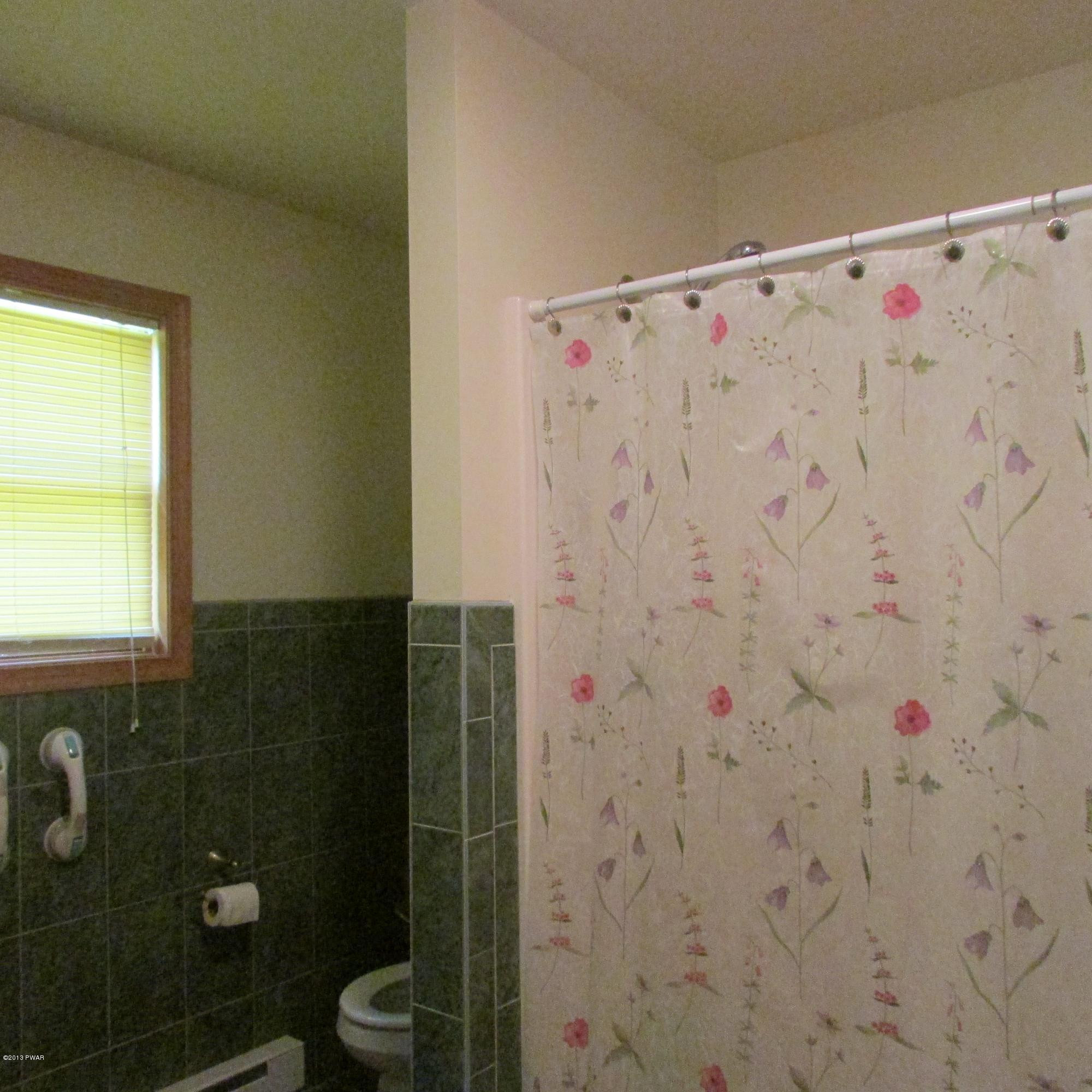 2140 Oaktree Lane Bushkill, PA 18324 - Photo 15 of 27