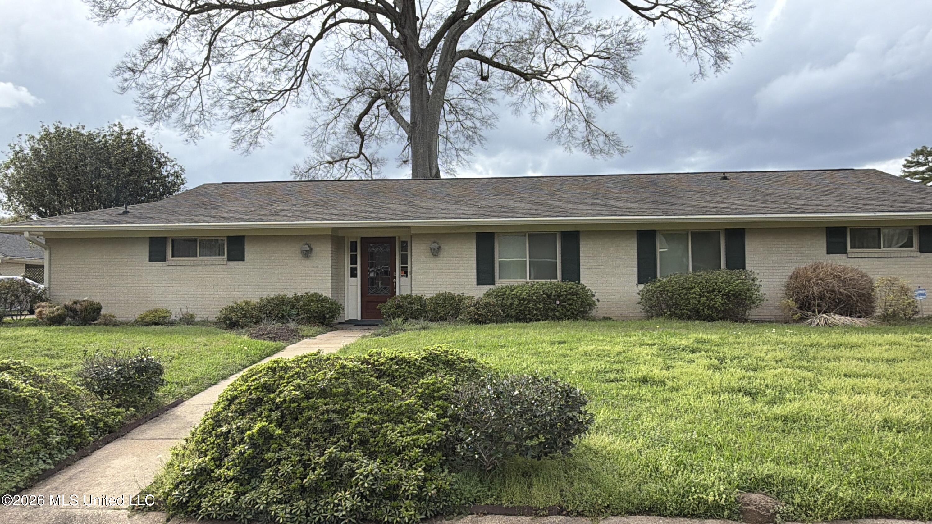 213 Forrest Drive Natchez, MS 39120 - Photo 1 of 25 213 Forest Facade