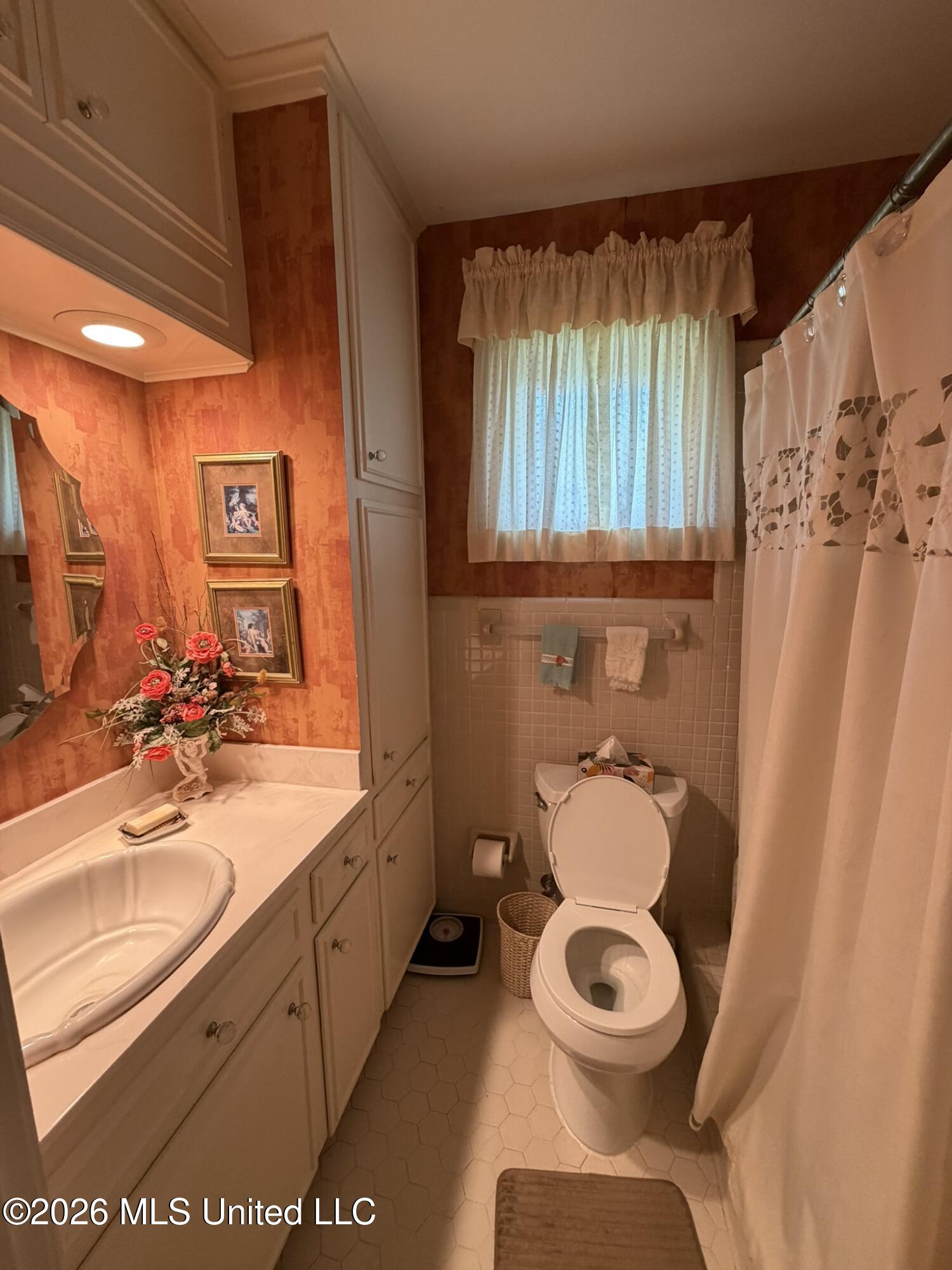 213 Forrest Drive Natchez, MS 39120 - Photo 12 of 25 En suite bath - Primary bedroom