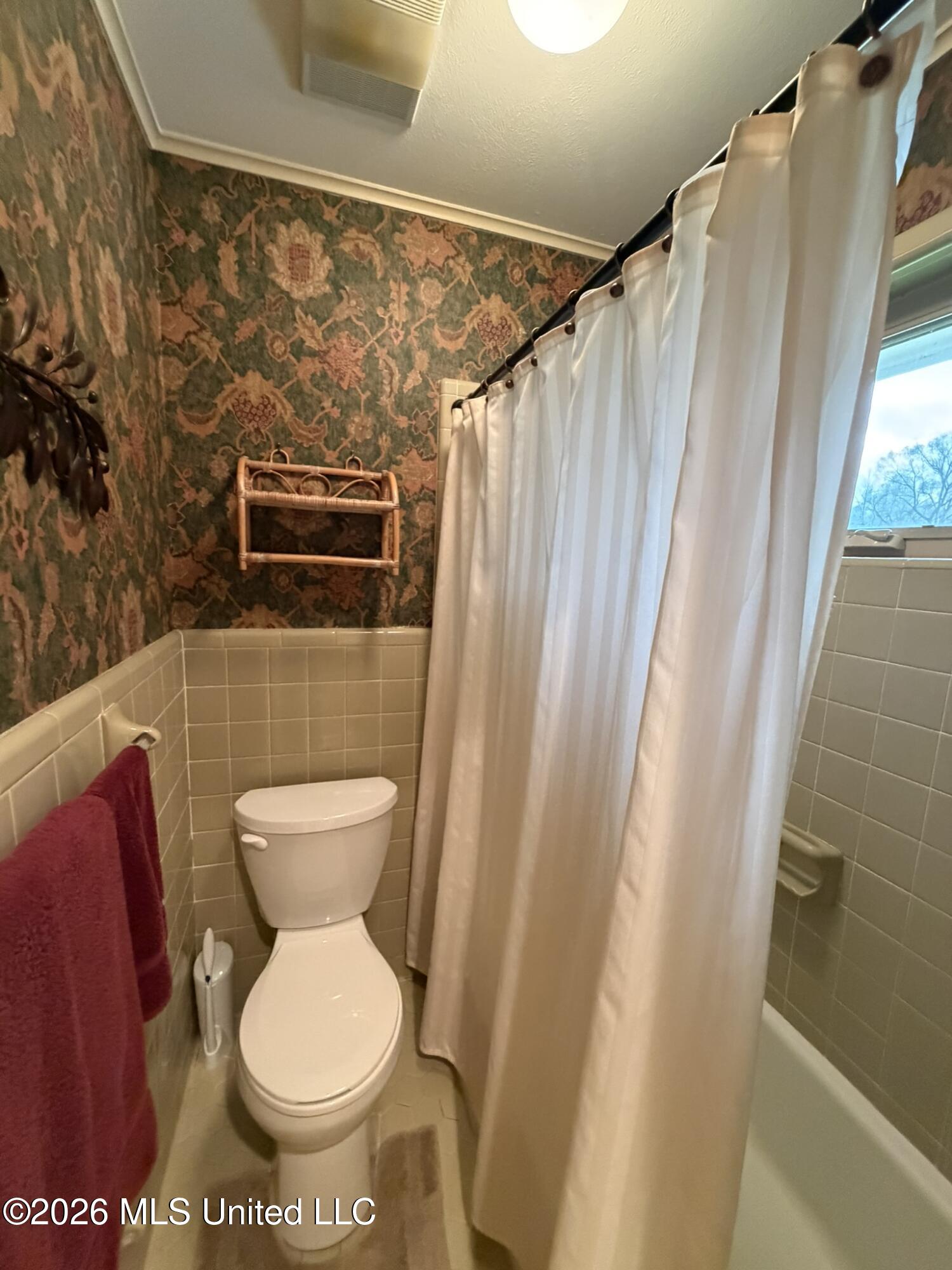 213 Forrest Drive Natchez, MS 39120 - Photo 15 of 25 Bath - Tub and Shower