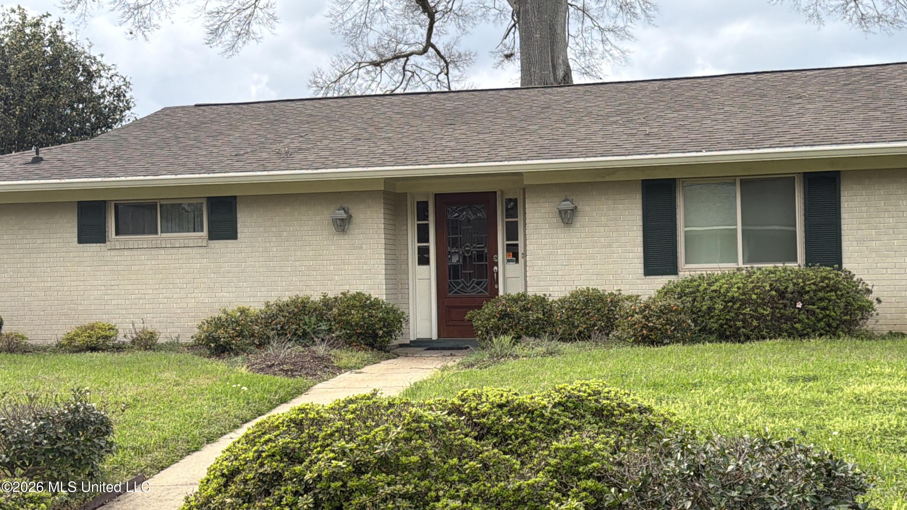 213 Forrest Drive Natchez, MS 39120 - Photo 2 of 25 Facade close up