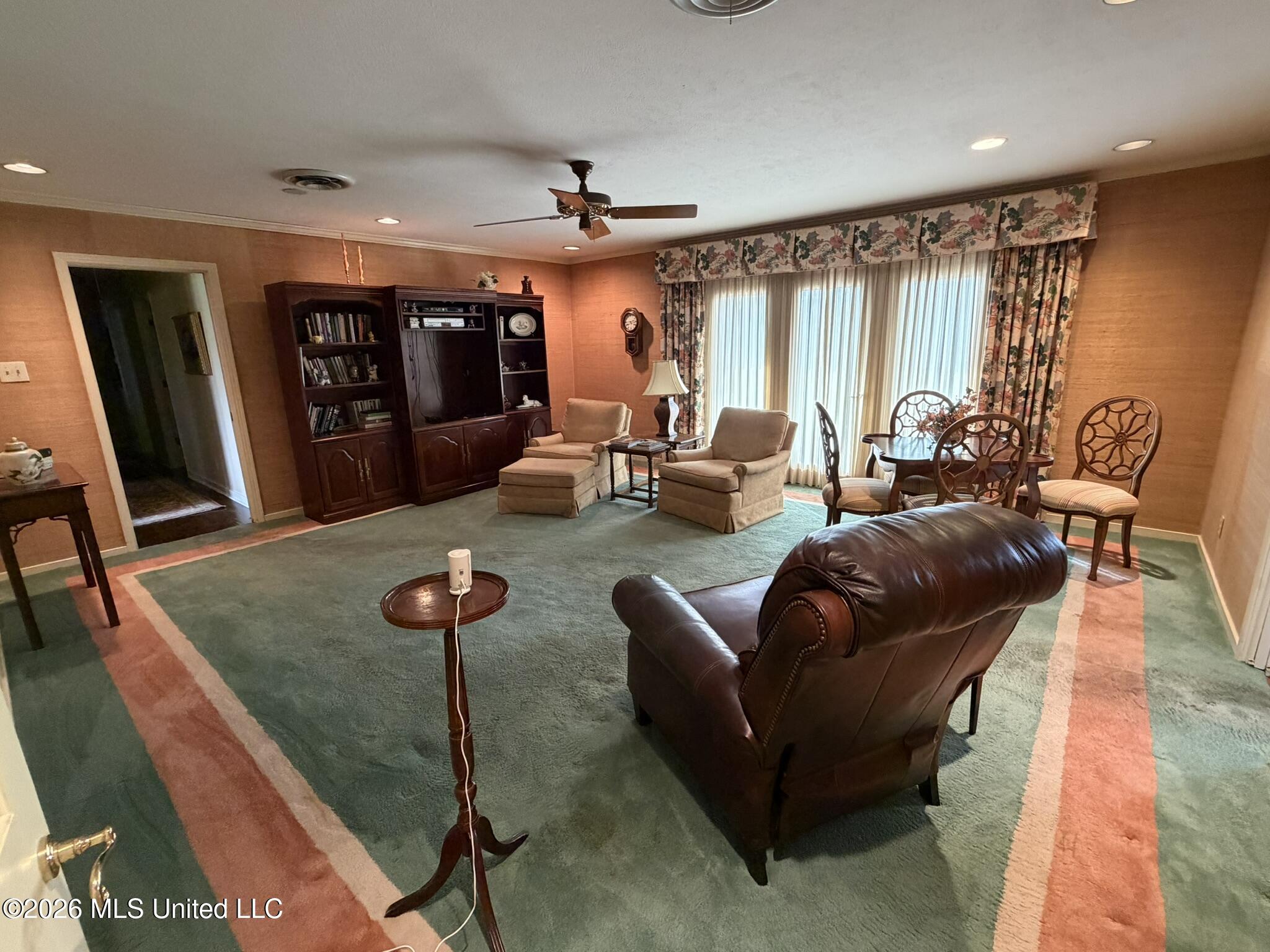 213 Forrest Drive Natchez, MS 39120 - Photo 6 of 25 Living Room