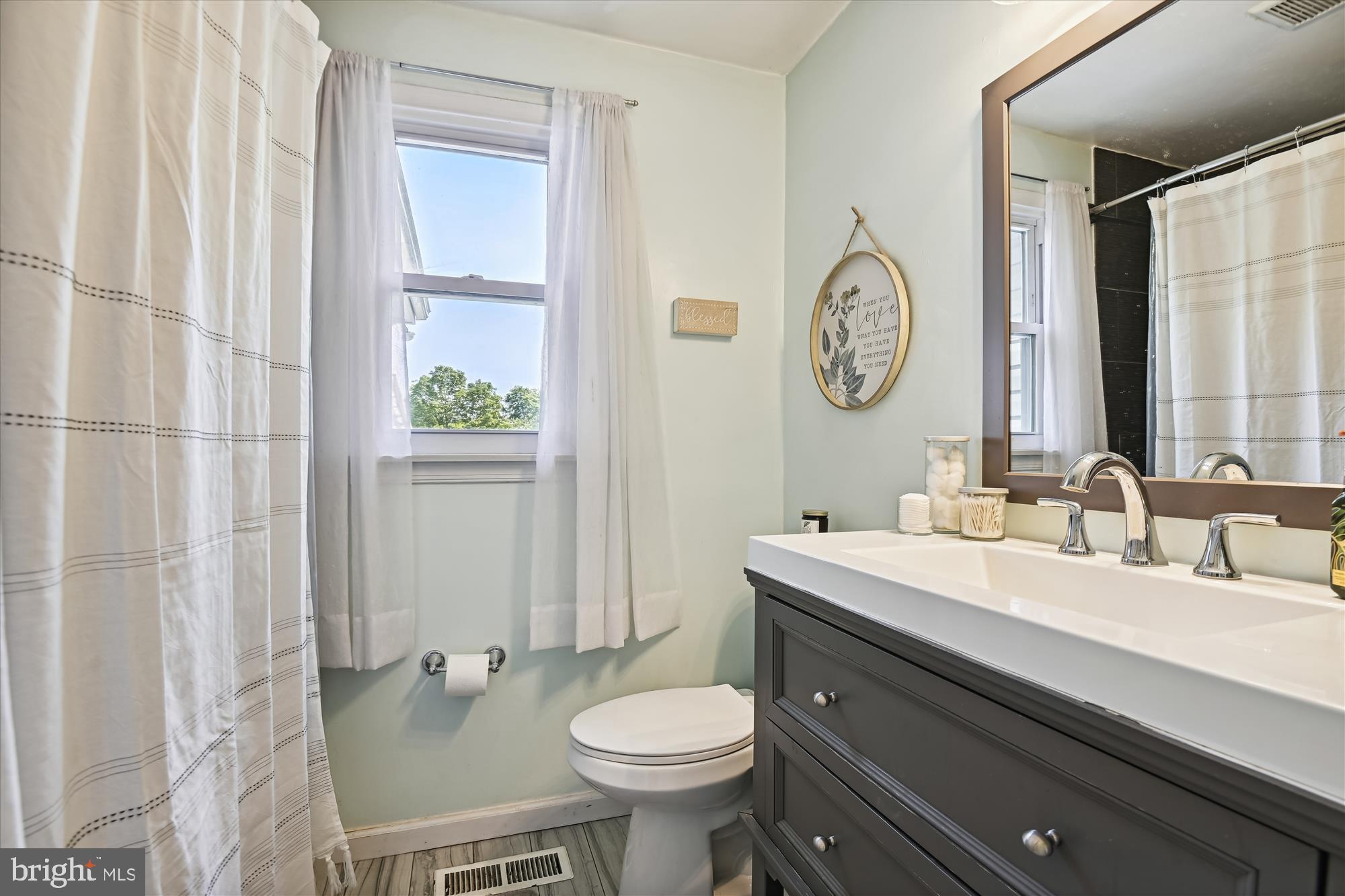 2910 Lawndale Road Finksburg, MD 21048 - Photo 22 of 37 Upstairs Bathroom