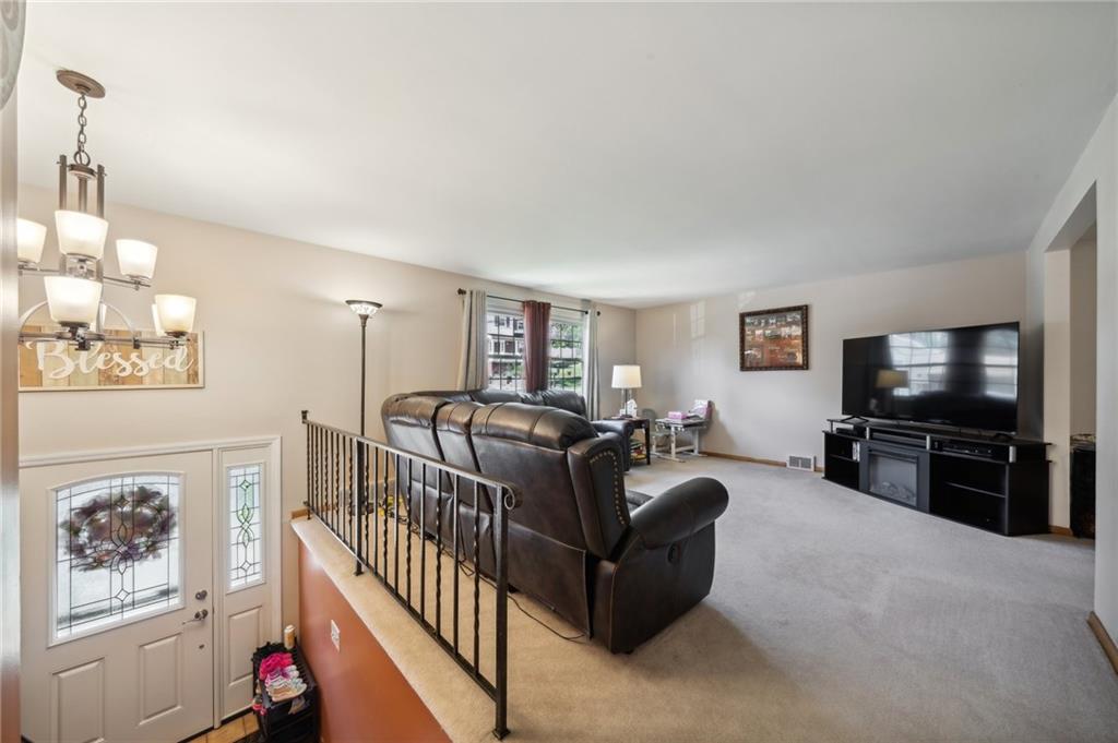 73 Ridgecrest Drive Pittsburgh, PA 15235 - Photo 3 of 25 Gallery Image 3