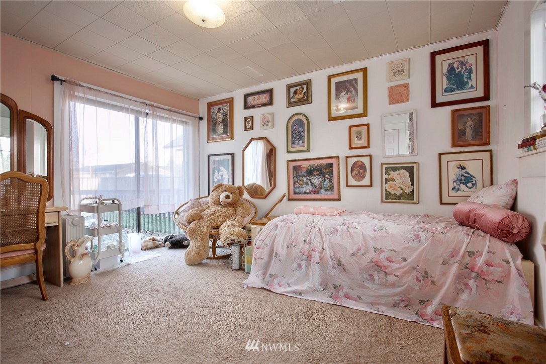 607 Nooksack Road Nooksack, WA 98276 - Photo 17 of 28 a spacious bedroom with a bed and a large window