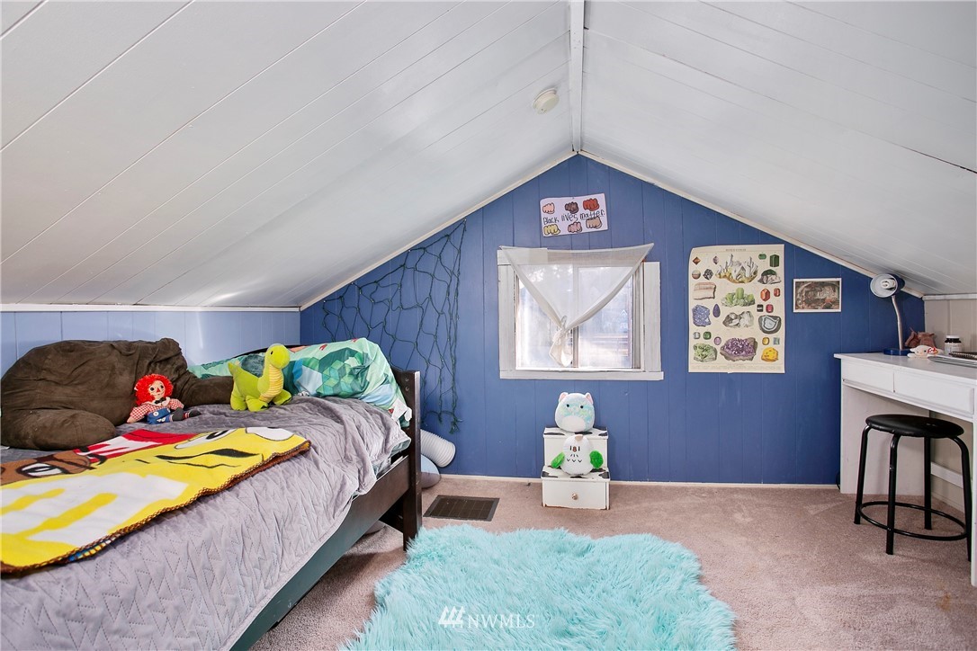 607 Nooksack Road Nooksack, WA 98276 - Photo 22 of 28 a bedroom with a bed and a table in it