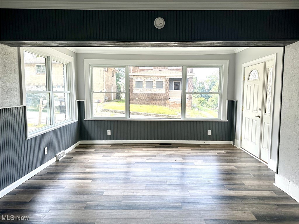 121 Pikeview Road Weirton, WV 26062 - Photo 6 of 41 Living room flooded with natural light