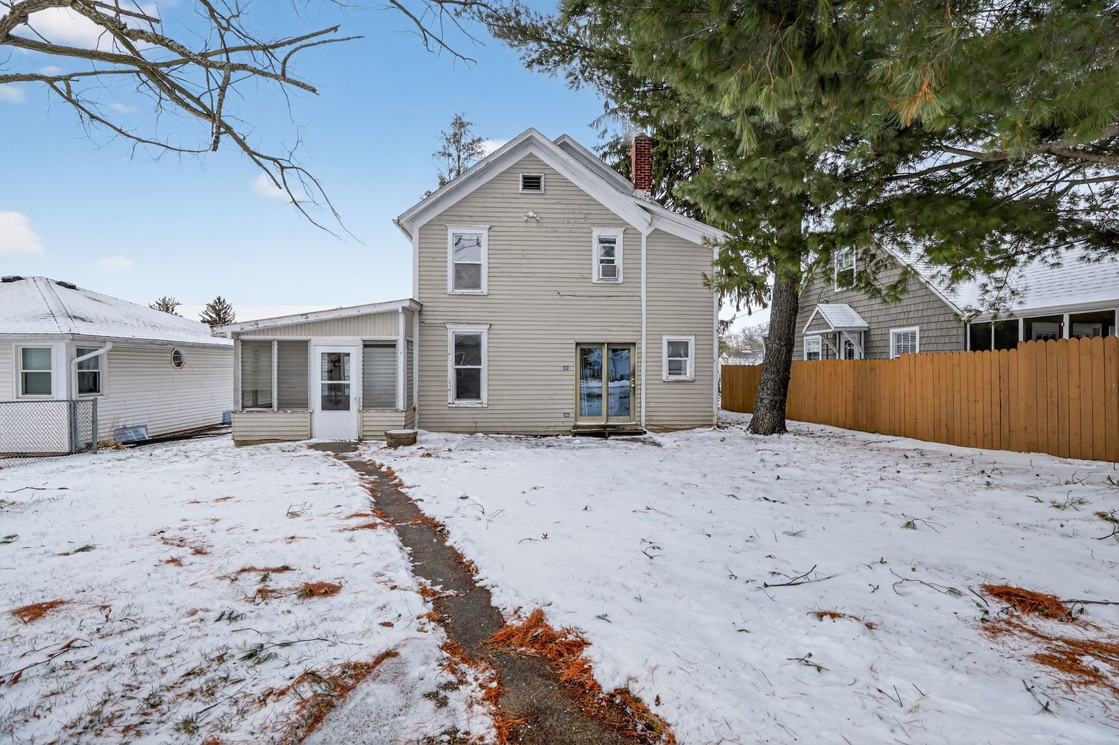 1250 West American Street Freeport, IL 61032 - Photo 20 of 23 a front view of a house with a yard