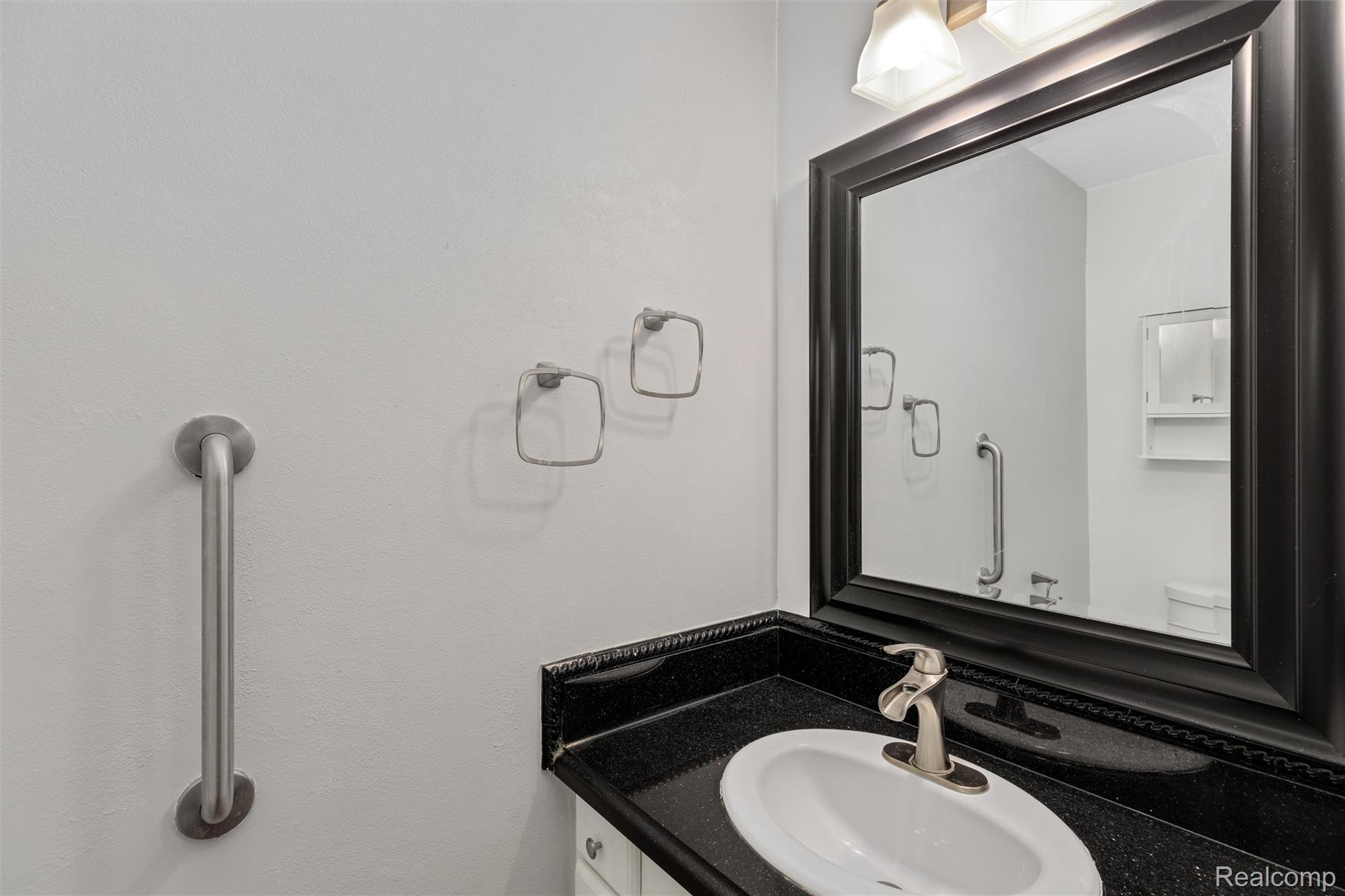 450 Timberline Drive Rochester, MI 48309 - Photo 24 of 60 20-450 Timberline Dr 0018.jpg