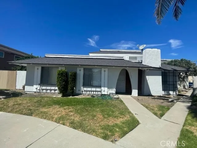 $2,450 | 17061 Grove Circle, Unit 4, Huntington Beach, CA 92647