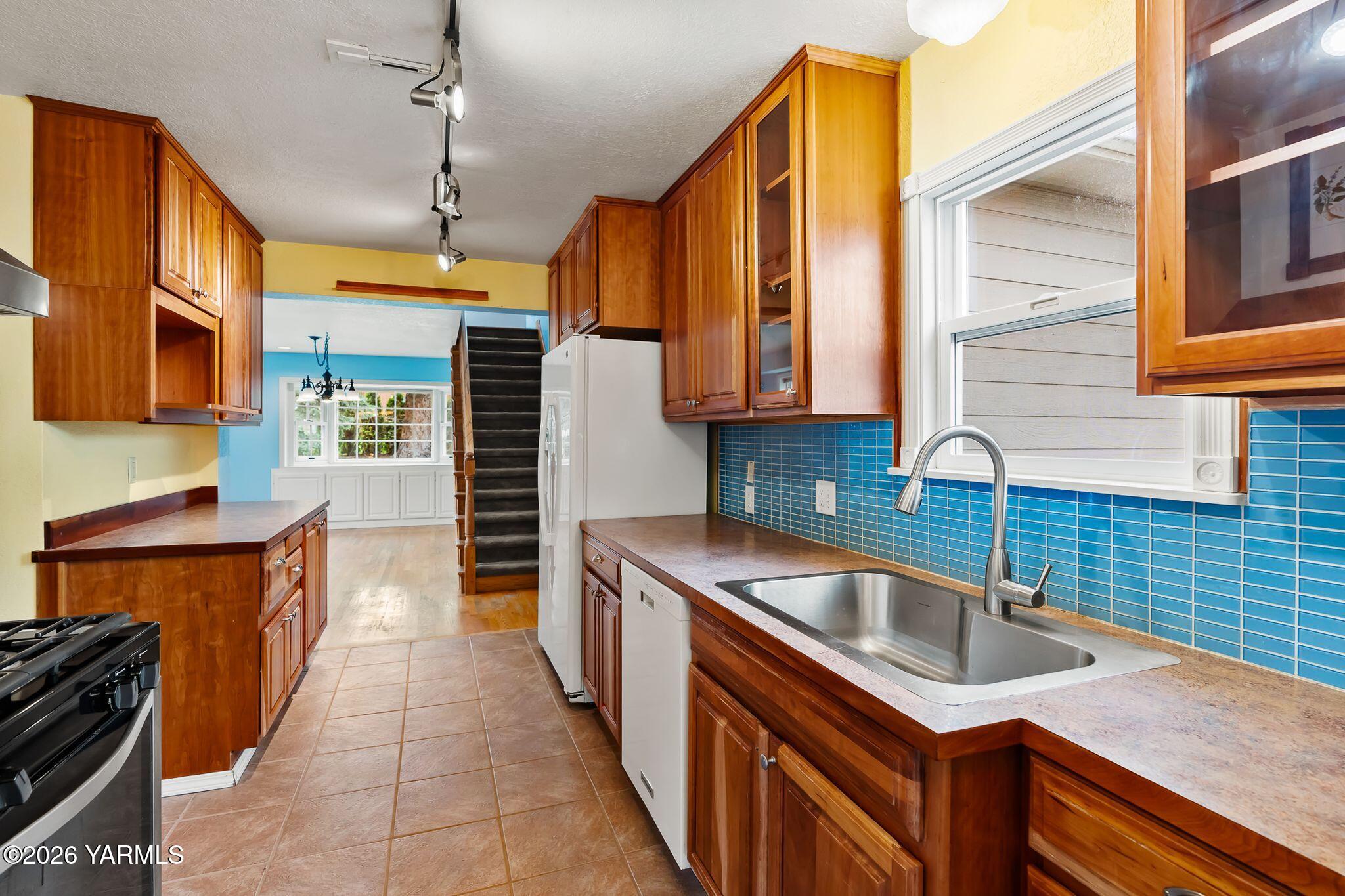 702 South 30th Avenue Yakima, WA 98902 - Photo 10 of 30 Kitchen