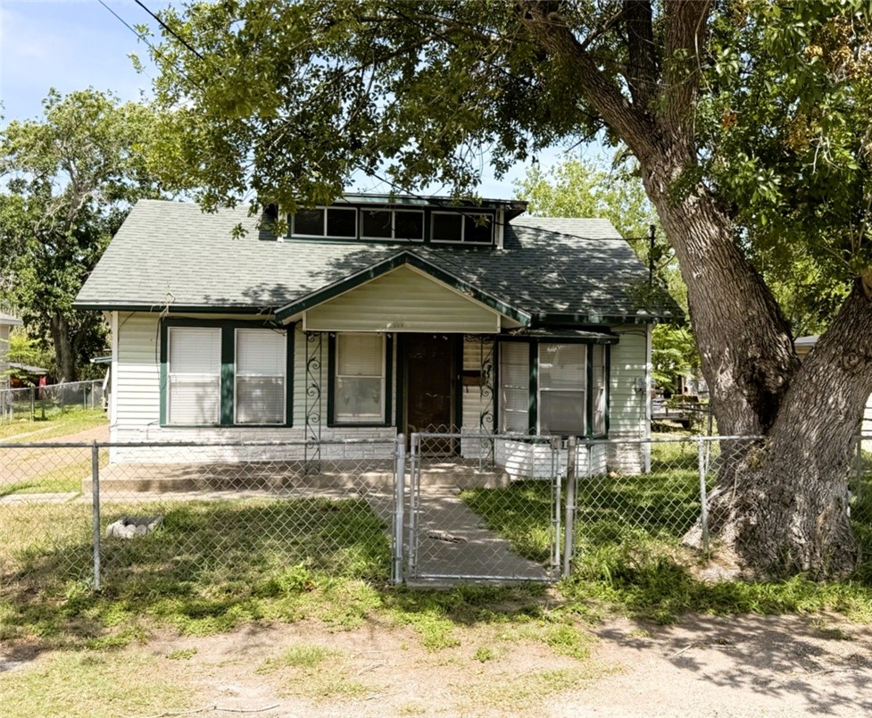 111 Dunbar Street Refugio, TX 78377 - Photo 2 of 23