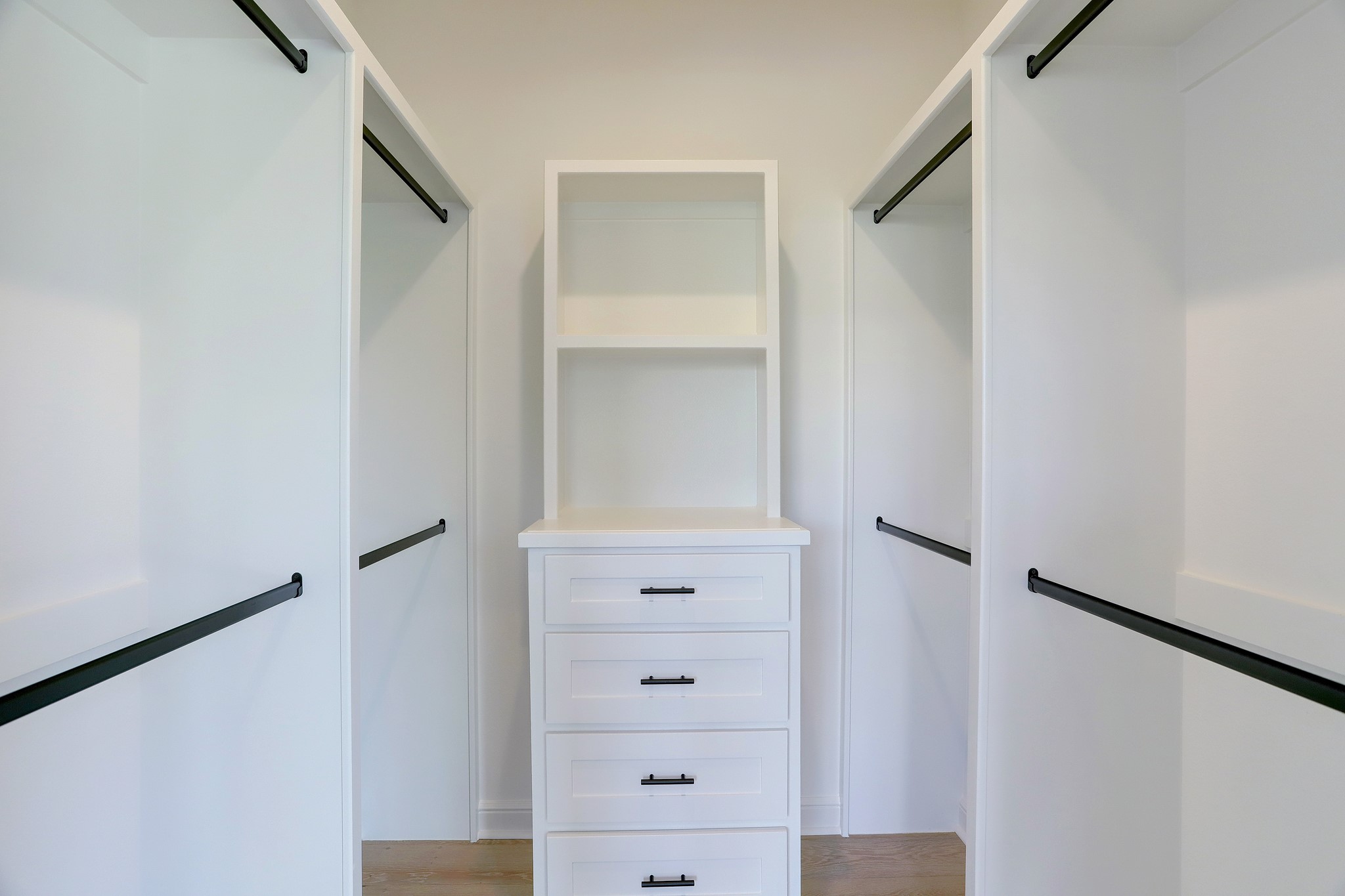 1601 Bonnie Brae Street Houston, TX 77006 - Photo 26 of 39 a view of an empty walk in closet