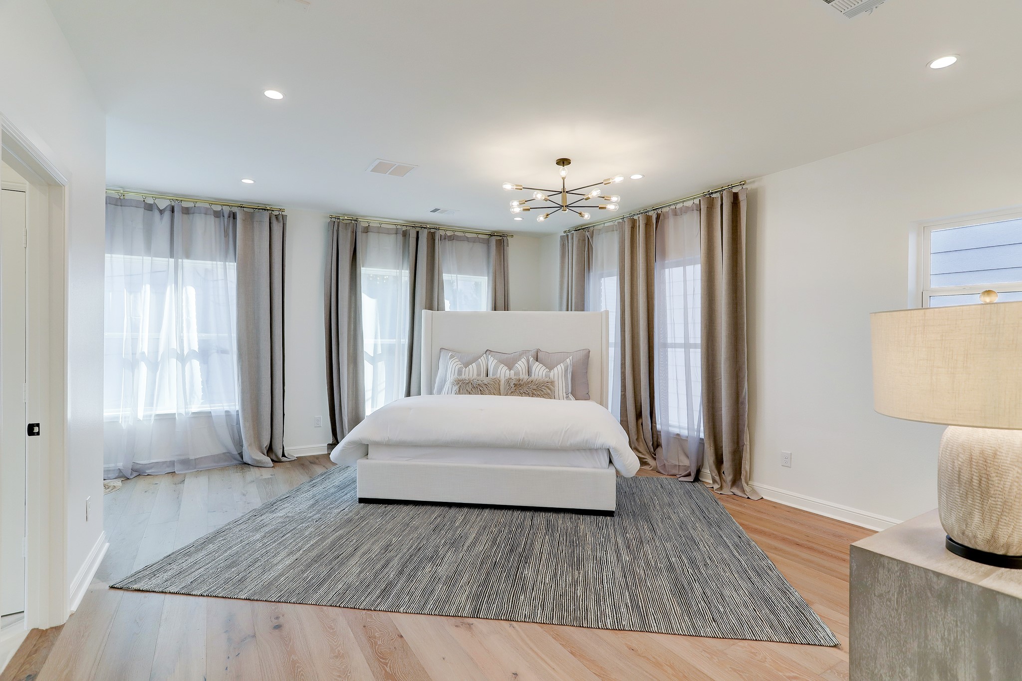 1601 Bonnie Brae Street Houston, TX 77006 - Photo 6 of 39 a spacious bedroom with a bed and a lamp