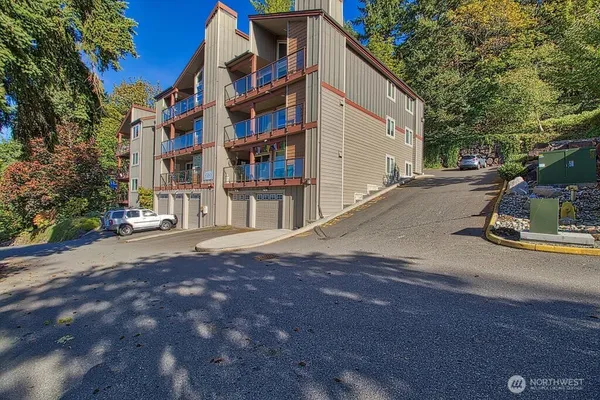 $2,400 | 8980 Woodinville - Redmond Road Northeast, Unit 302, Redmond, WA 98052