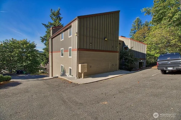 $2,325 | 8980 Woodinville - Redmond Road Northeast, Unit 302, Redmond, WA 98052