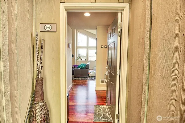 $2,325 | 8980 Woodinville - Redmond Road Northeast, Unit 302, Redmond, WA 98052