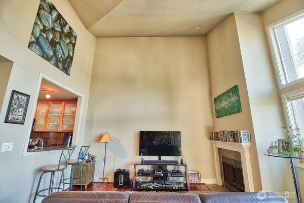 $2,325 | 8980 Woodinville - Redmond Road Northeast, Unit 302, Redmond, WA 98052