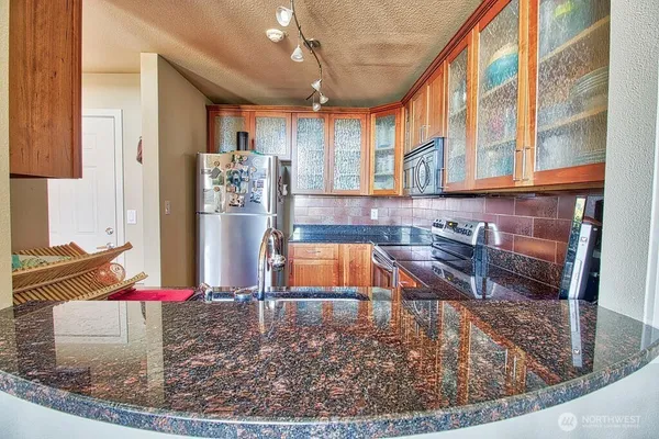 $2,325 | 8980 Woodinville - Redmond Road Northeast, Unit 302, Redmond, WA 98052