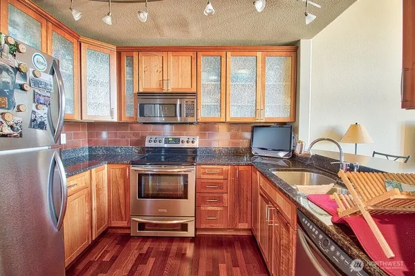 $2,325 | 8980 Woodinville - Redmond Road Northeast, Unit 302, Redmond, WA 98052