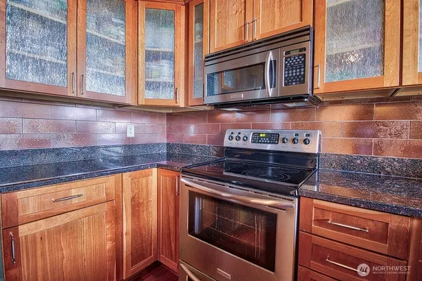 $2,325 | 8980 Woodinville - Redmond Road Northeast, Unit 302, Redmond, WA 98052