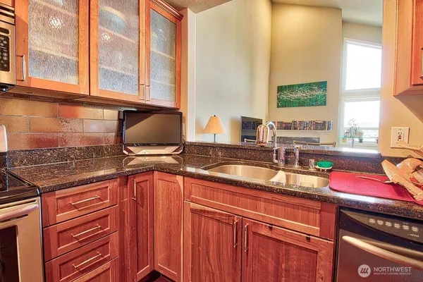 $2,325 | 8980 Woodinville - Redmond Road Northeast, Unit 302, Redmond, WA 98052