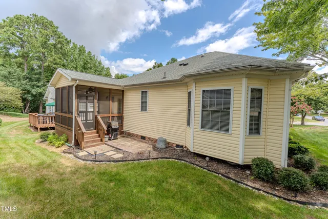 a view of a house with backyard