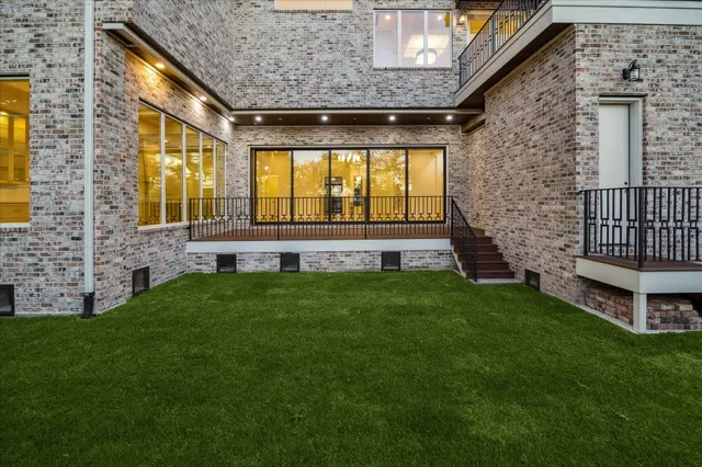 a view of an house with backyard and garden
