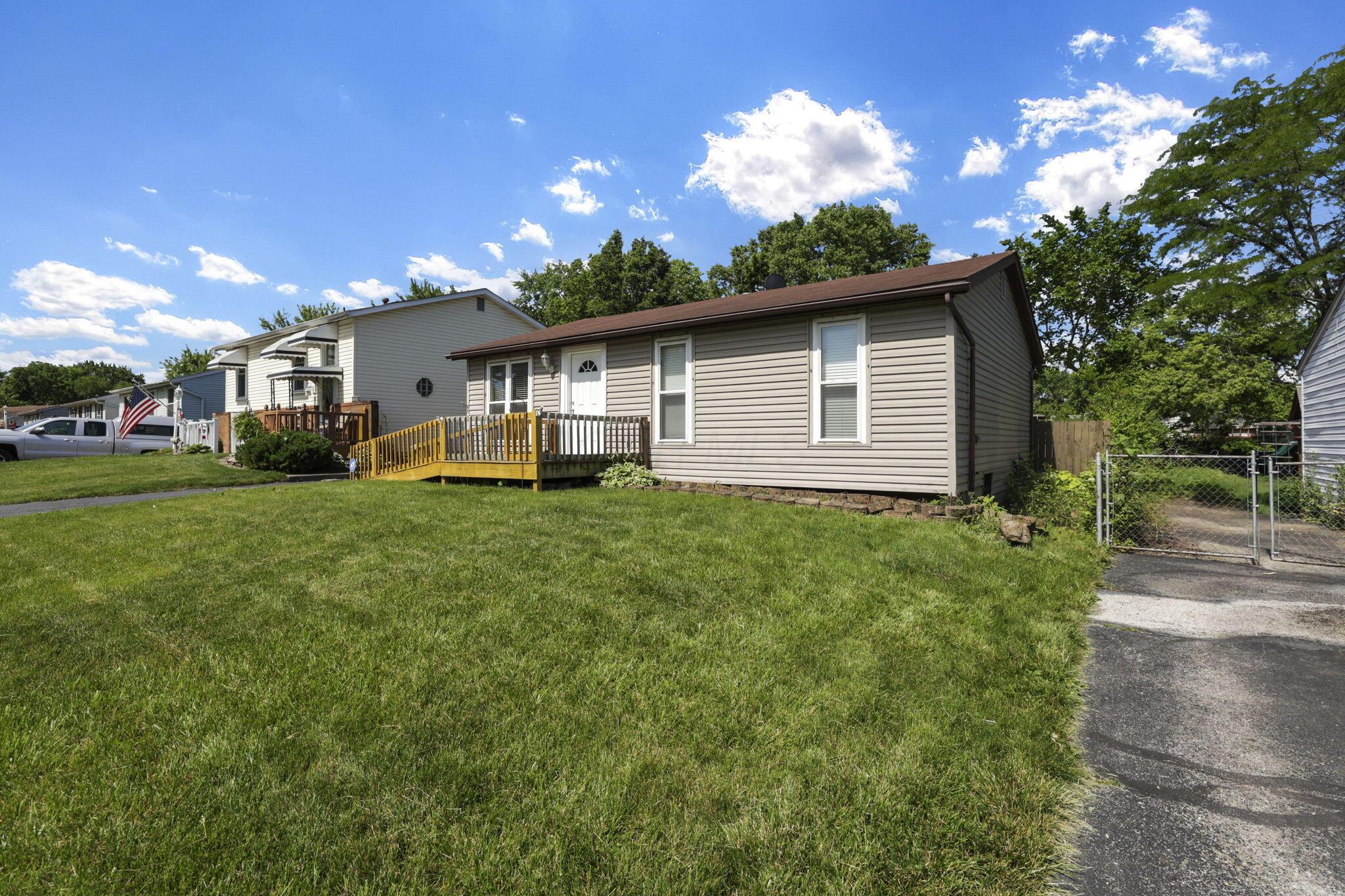 1745 Rivermont Road Columbus, OH 43223 - Photo 6 of 47