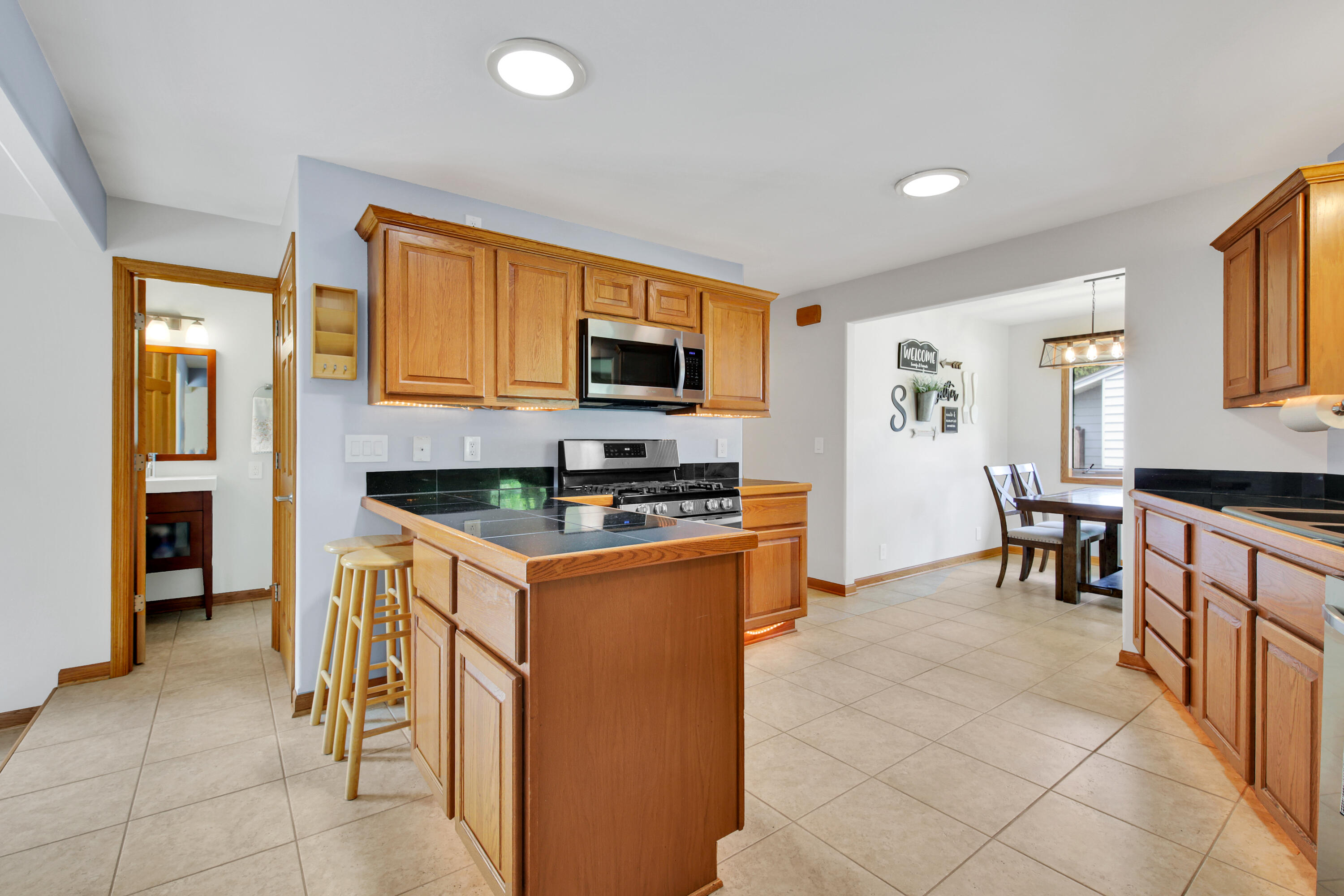 7527 South 73rd Street Franklin, WI 53132 - Photo 11 of 30 Kitchen