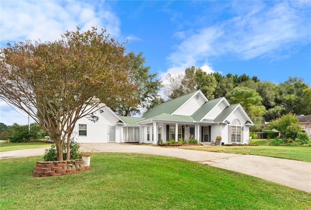 a view of house with garden and trees