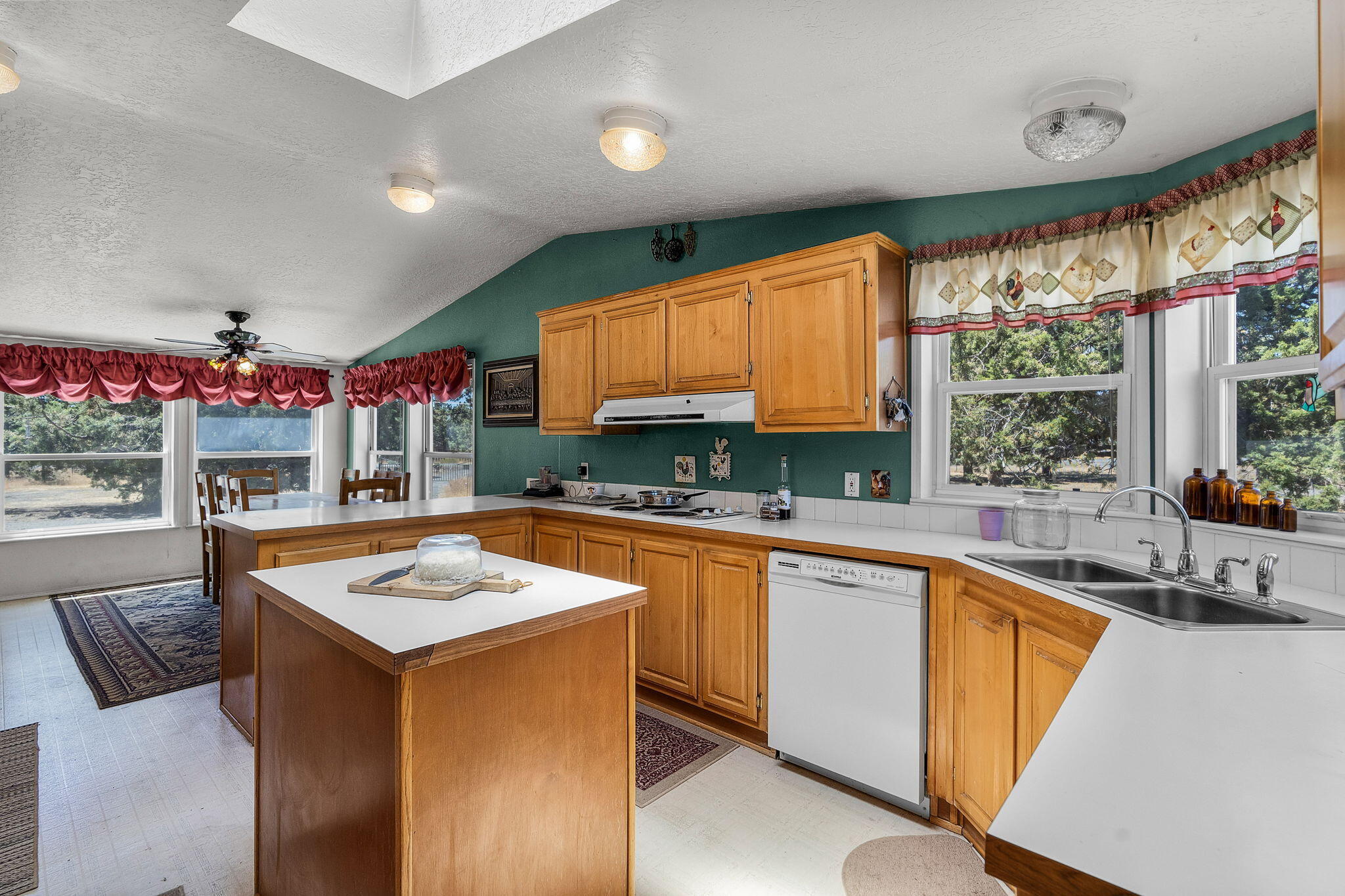 5638 Southwest Shad Road Terrebonne, OR 97760 - Photo 14 of 43 Large kitchen for cooking and entertaining