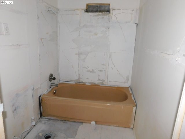 36874 Wallace Creek Road Springfield, OR 97478 - Photo 13 of 18 a bathroom with a bathtub