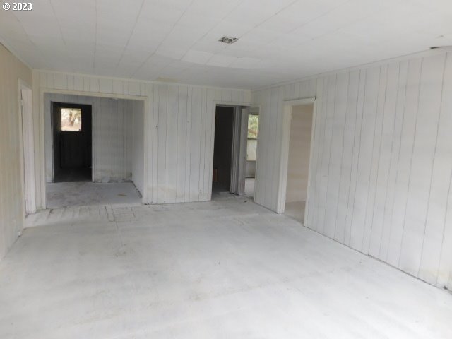 36874 Wallace Creek Road Springfield, OR 97478 - Photo 3 of 18 an empty room with closet