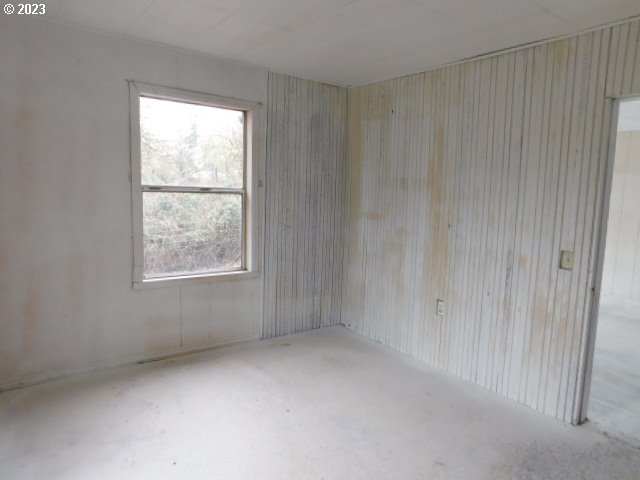 36874 Wallace Creek Road Springfield, OR 97478 - Photo 10 of 18 an empty room with a window