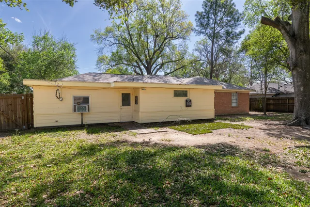 a house view with a backyard space