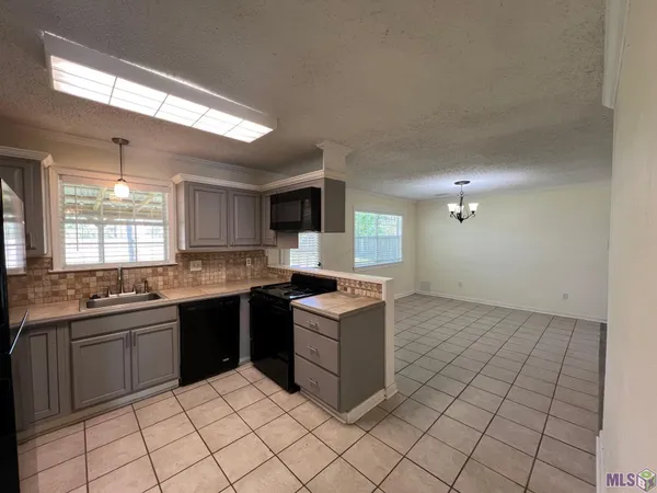 $1,695 | 8849 Timber Lane, Denham Springs, LA 70726