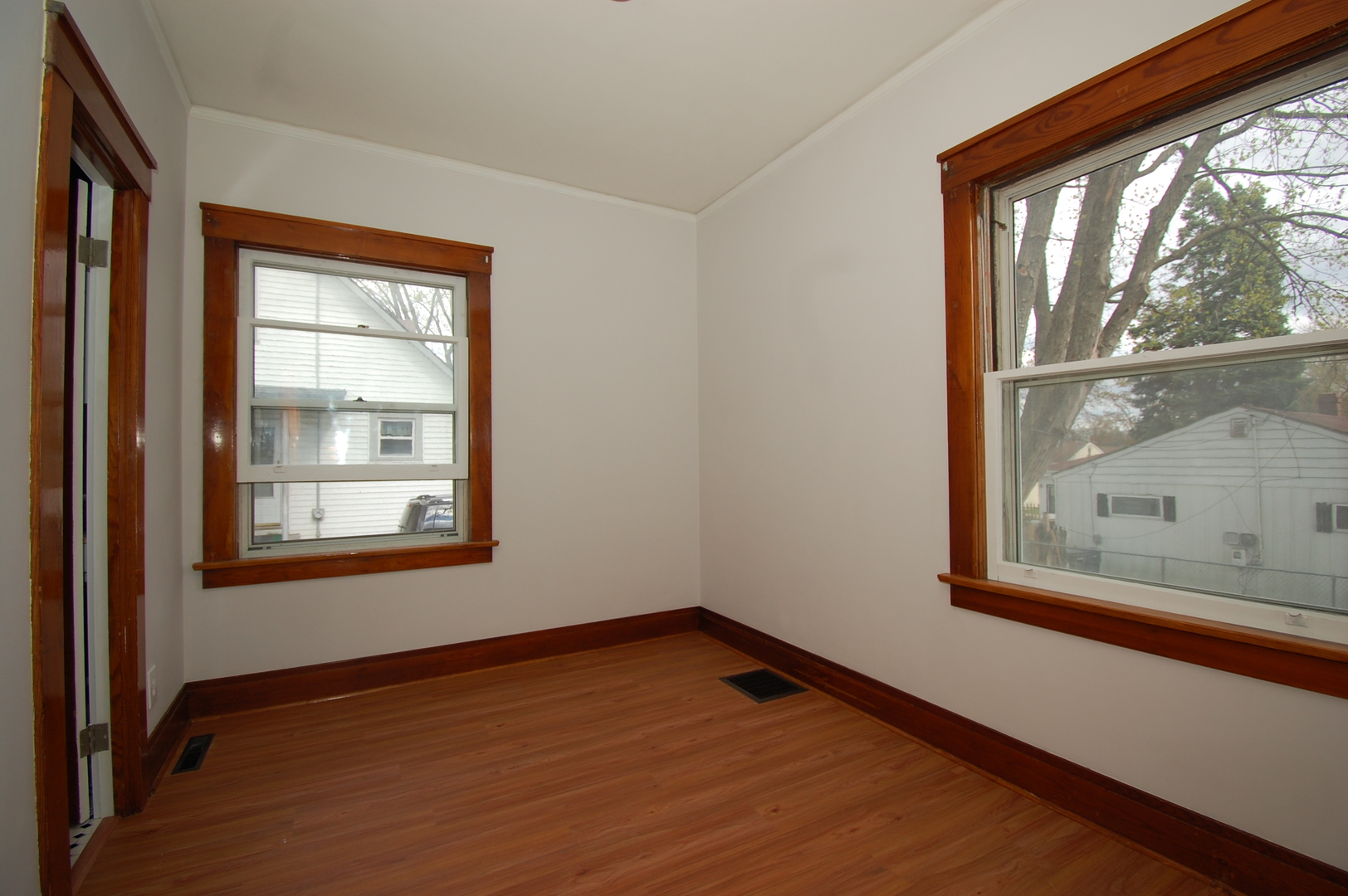 653 Jay Street Elgin, IL 60120 - Photo 7 of 12