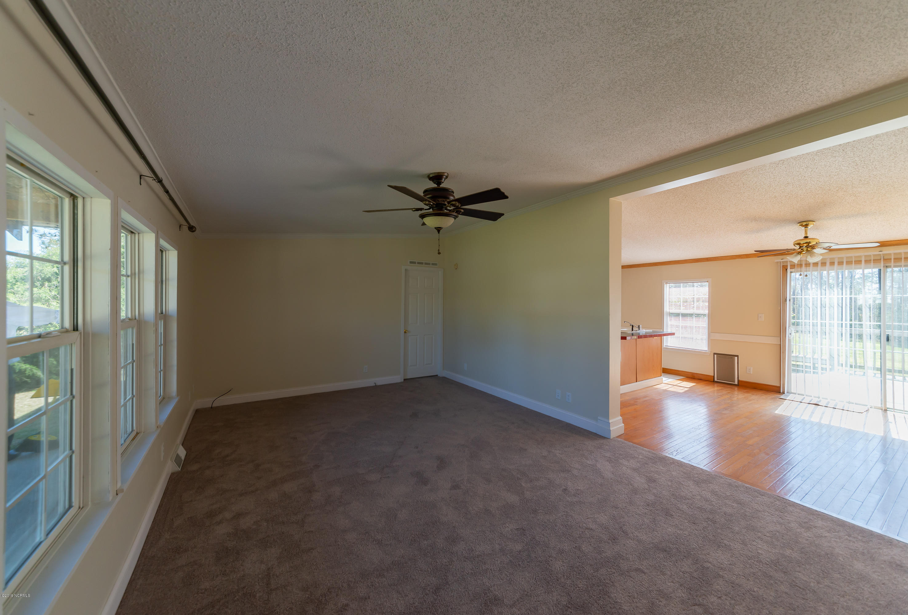 410 Moores Landing Road Hampstead, NC 28443 - Photo 3 of 26 Livingroom