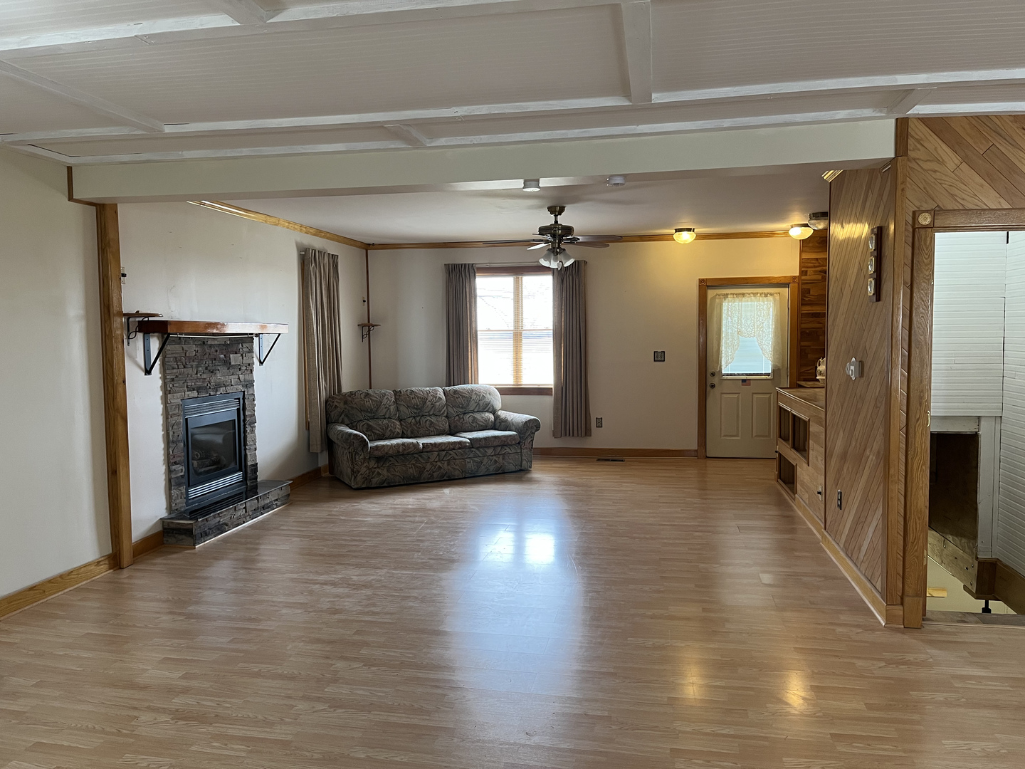 3420 Howlett Road Paw Paw, IL 61353 - Photo 3 of 34 a view of a living room