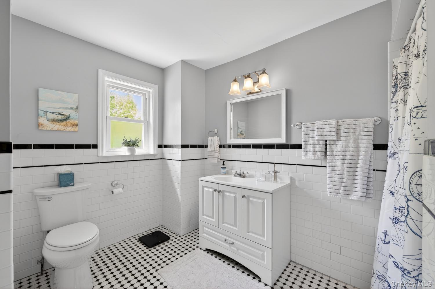 17 Riggs Place Locust Valley, NY 11560 - Photo 18 of 25 Second floor hall bathroom with tub