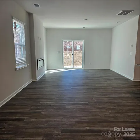 $2,295 | 1318 37th Ave Lane Northeast, Hickory, NC 28601