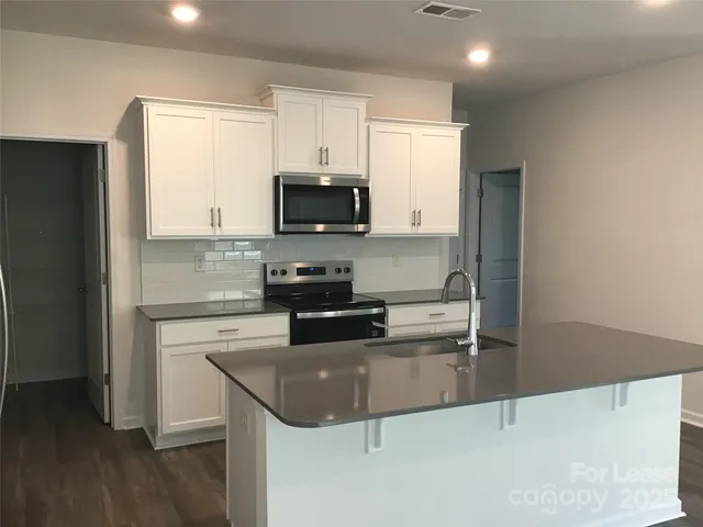 $2,295 | 1318 37th Ave Lane Northeast, Hickory, NC 28601