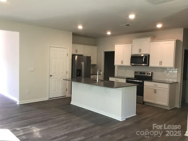 $2,295 | 1318 37th Ave Lane Northeast, Hickory, NC 28601