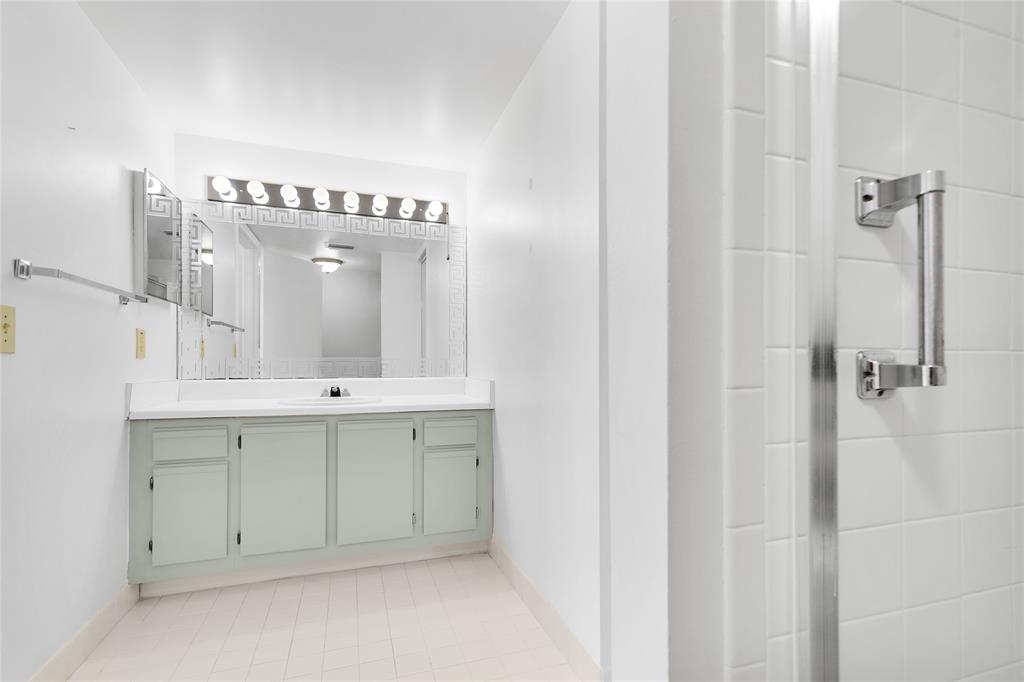 9676 West McNab Road, Unit 110 Fort Lauderdale, FL 33321 - Photo 14 of 26 a view of a bathroom with mirror on the wall