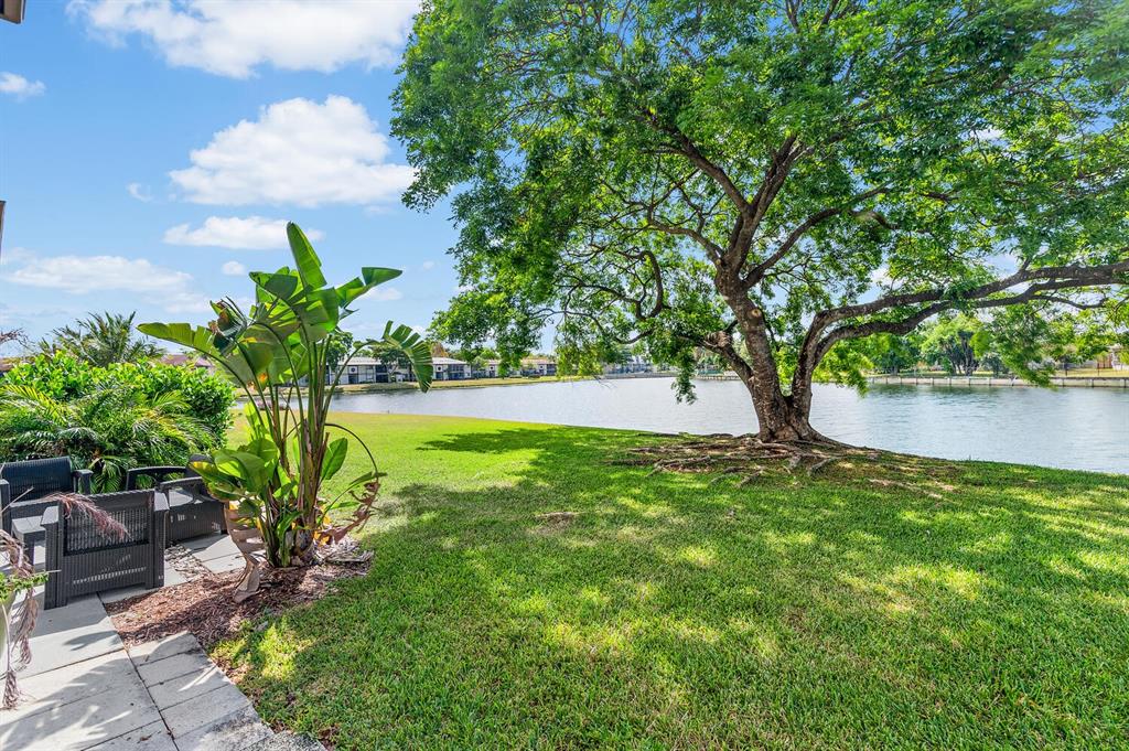 9676 West McNab Road, Unit 110 Fort Lauderdale, FL 33321 - Photo 20 of 26 a plant in the middle of a garden