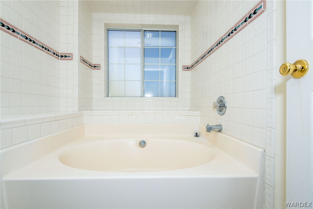 3395 Pegasus Ranch Lane Bullhead City, AZ 86429 - Photo 34 of 50 a bathroom with a bathtub